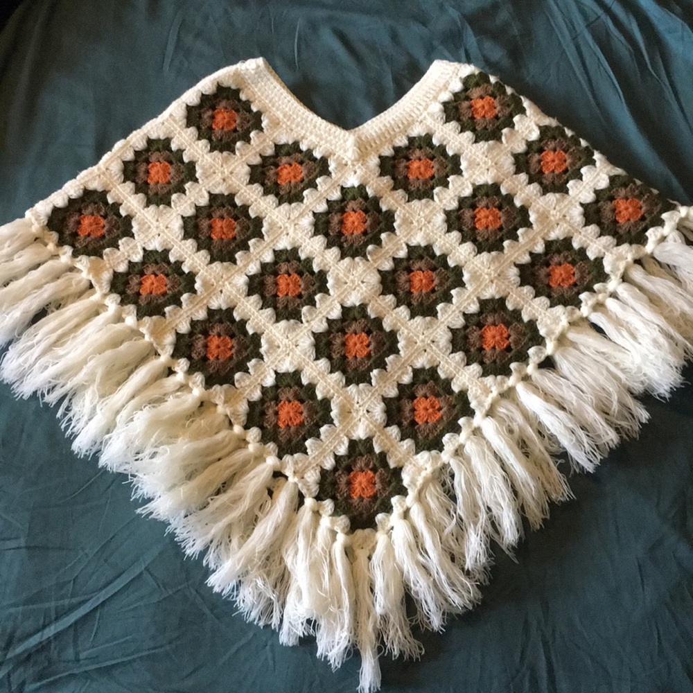 VINTAGE 1970’s knitted poncho w/ fringe
